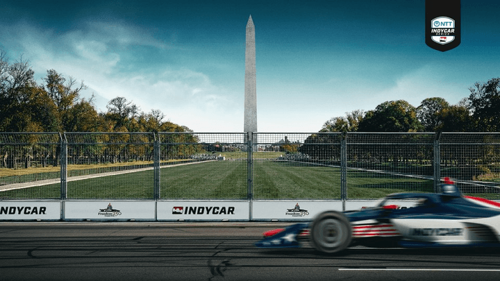 Monoplace INDYCAR en action devant le Washington Monument à Washington D.C. lors du Freedom 250 Grand Prix