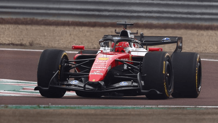Monoplace Ferrari de Formule 1 en action sur circuit lors d'une séance d'essais