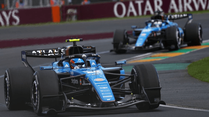 Deux monoplaces Williams FW48 bleu et noir en action sur circuit