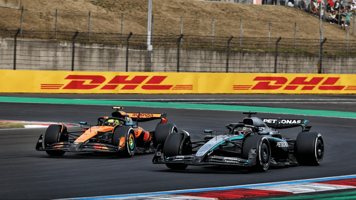 Duel entre une McLaren orange et une Mercedes noire sur circuit de F1