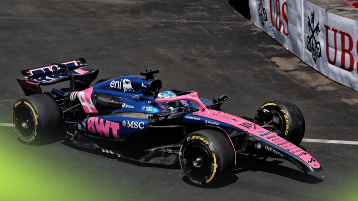 Pierre Gasly en Alpine F1 rose et bleue sur le circuit de Monaco