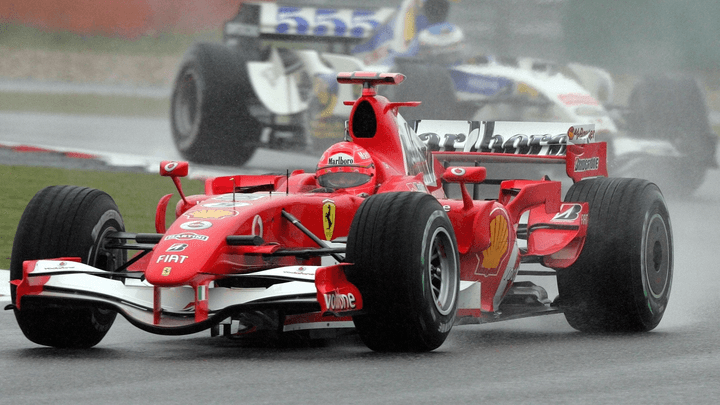 Michael Schumacher pilotant sa Ferrari F248 F1 sous la pluie au Grand Prix de Chine 2006 à Shanghai