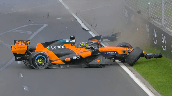 Monoplace McLaren orange accidentée sur le circuit, vue aérienne du crash de Piastri