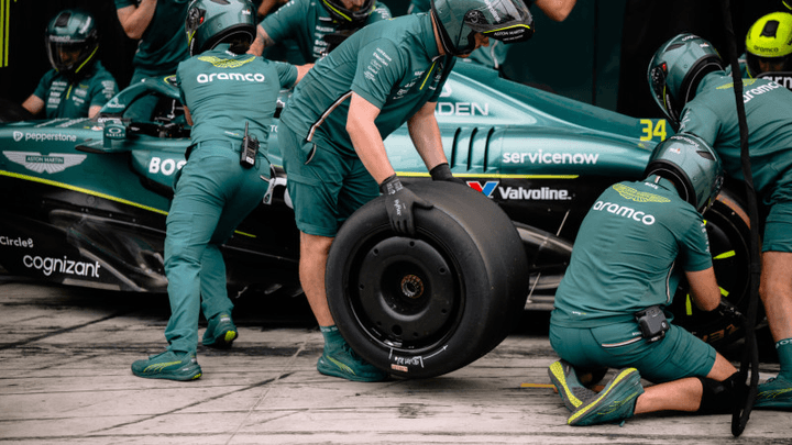 Équipe de mécaniciens F1 travaillant sur une monoplace lors d'un arrêt au stand