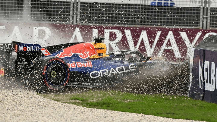 Voiture Red Bull Racing s'écrasant dans les barrières avec projection de graviers lors d'un accident en F1