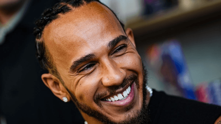 Portrait de Lewis Hamilton souriant