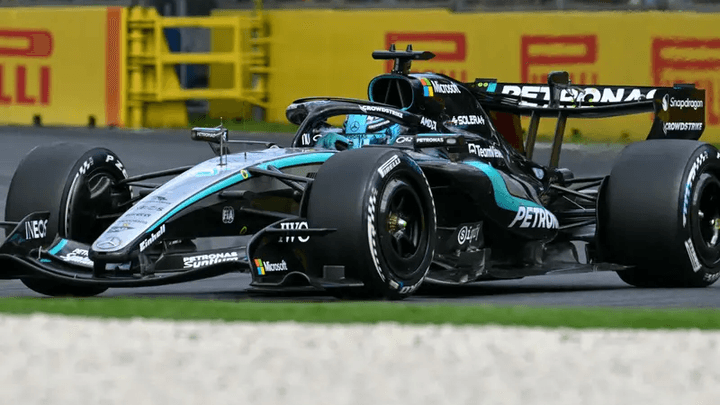 George Russell au volant de sa Mercedes W15 sur le circuit urbain de Singapour