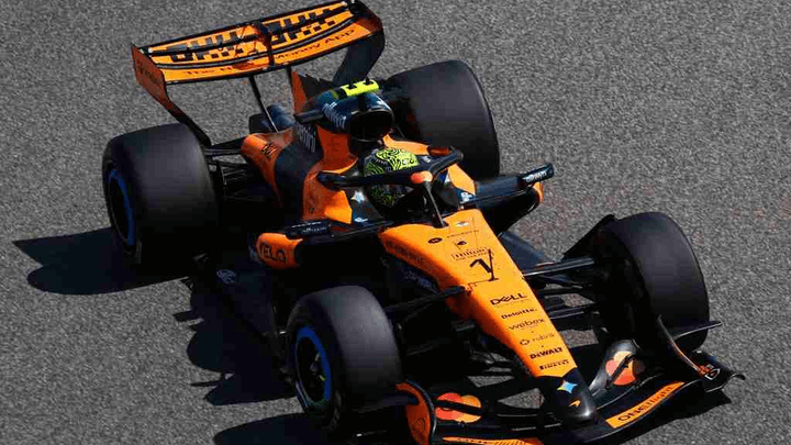 Monoplace McLaren orange en action sur circuit de F1