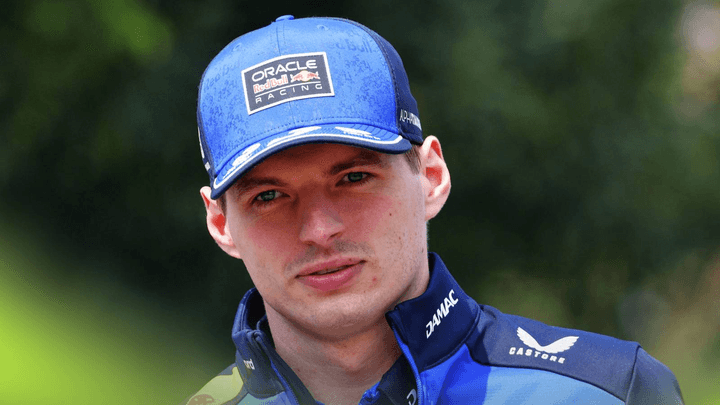 Max Verstappen avec sa casquette Red Bull Racing lors d'une interview