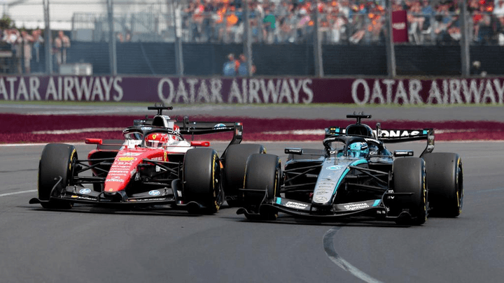 Leclerc en Ferrari rouge et Hamilton en Mercedes argent côte à côte en course de F1