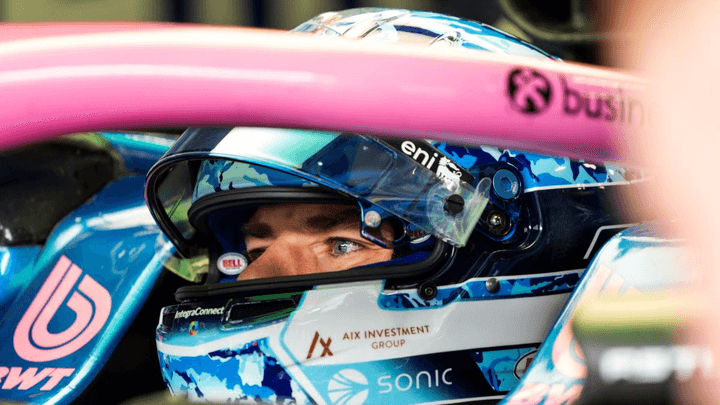 Pierre Gasly dans son casque Alpine, concentré avant les qualifications du Grand Prix de Chine