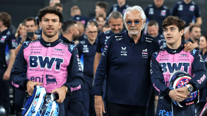 Flavio Briatore avec les pilotes Alpine Esteban Ocon et Pierre Gasly en tenues roses BWT