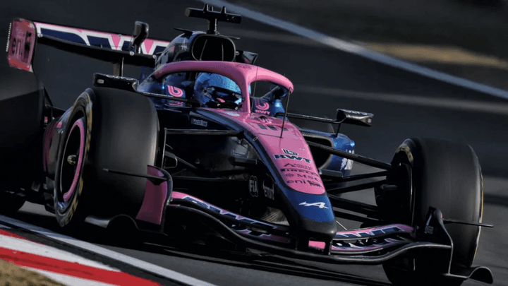 Monoplace de Formule 1 rose Alpine en action sur circuit lors des qualifications