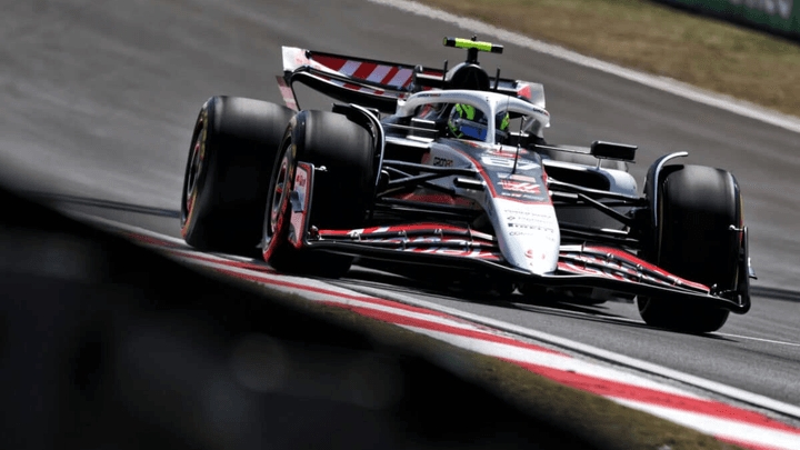 Monoplace Haas F1 en action sur le circuit de Shanghai