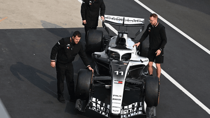 Monoplace Cadillac poussée par des ingénieurs