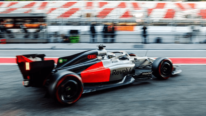 Monoplace de Formule 1 Audi en action sur circuit avec livrée rouge et noire