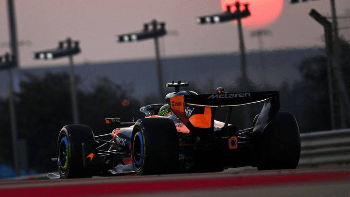 Monoplace de Formule 1 en action sur un circuit du Moyen-Orient au coucher du soleil