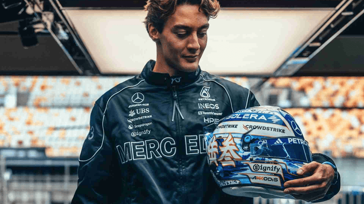 George Russell tenant son casque F1 inspiré de la porcelaine chinoise bleue et blanche