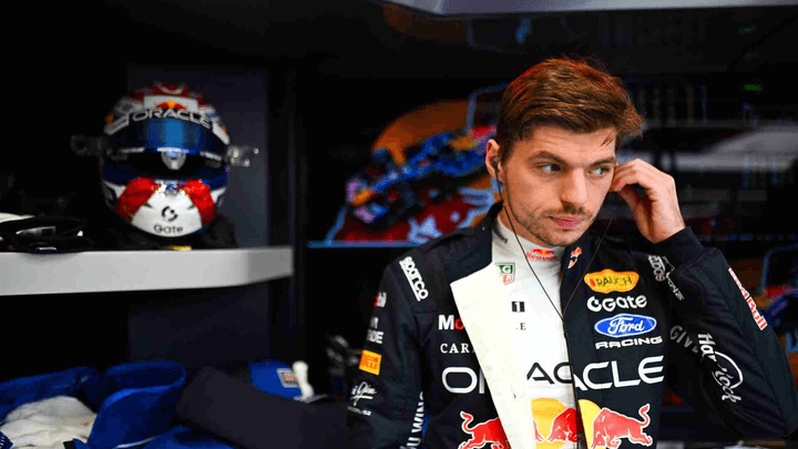 Verstappen pensif dans le garage Red Bull après sa performance décevante au sprint de Shanghai