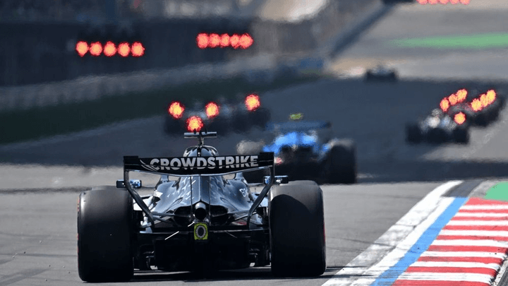 Les monoplaces se placent sur la grille en préparation du départ de la course Sprint en Chine en 2026