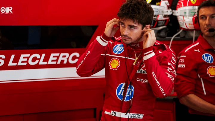Charles Leclerc concentré dans le garage Ferrari lors des qualifications du Grand Prix de Chine