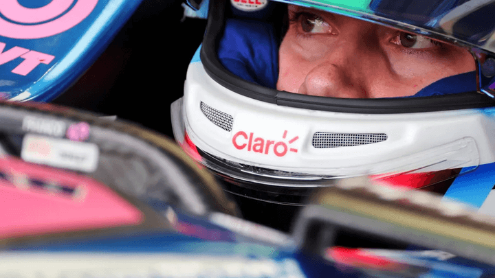 Pierre Gasly dans le cockpit de sa monoplace Alpine rose et bleue, casque et visière baissée