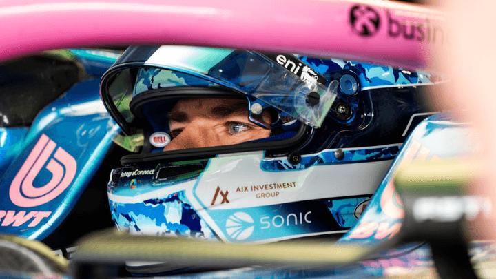 Pierre Gasly dans le cockpit de sa monoplace Alpine F1 rose et bleue