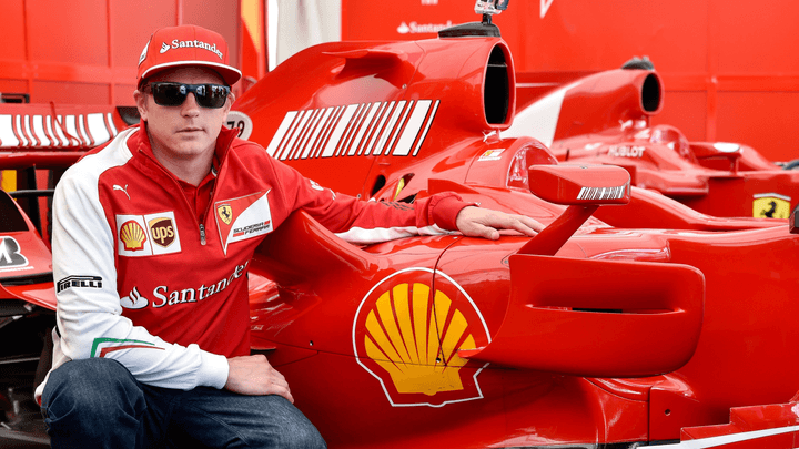 Kimi Räikkönen pose devant une une Ferrari en 2016