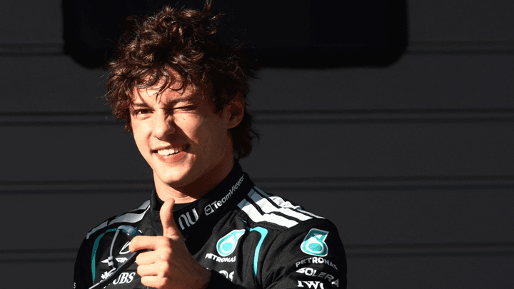 Kimi Antonelli célèbre sa victoire sur le podium en Formule 1