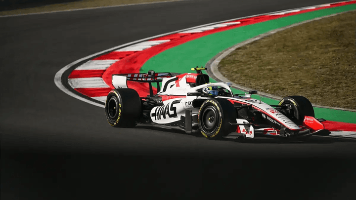 Oliver Bearman au volant de sa monoplace Haas F1 sur le circuit de Shanghai