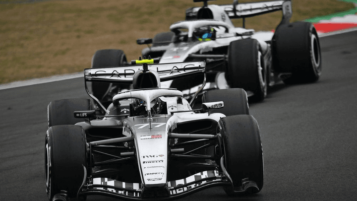 Les deux monoplaces Cadillac en action sur le circuit de Shanghai lors du Grand Prix de Chine