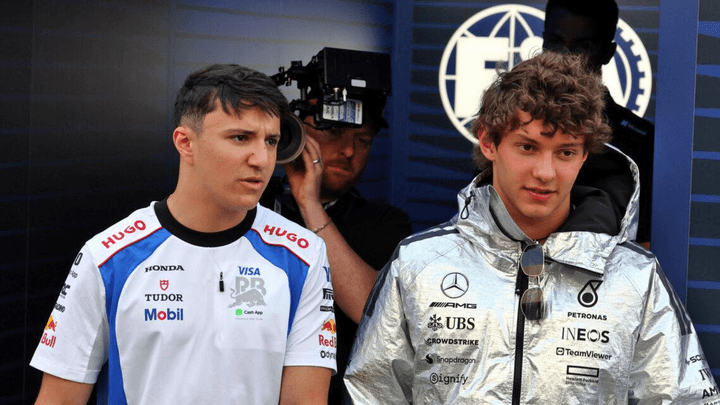 Isack Hadjar en habits Racing Bulls et Kimi Andrea Antonelli avec une veste Mercedes en 2025