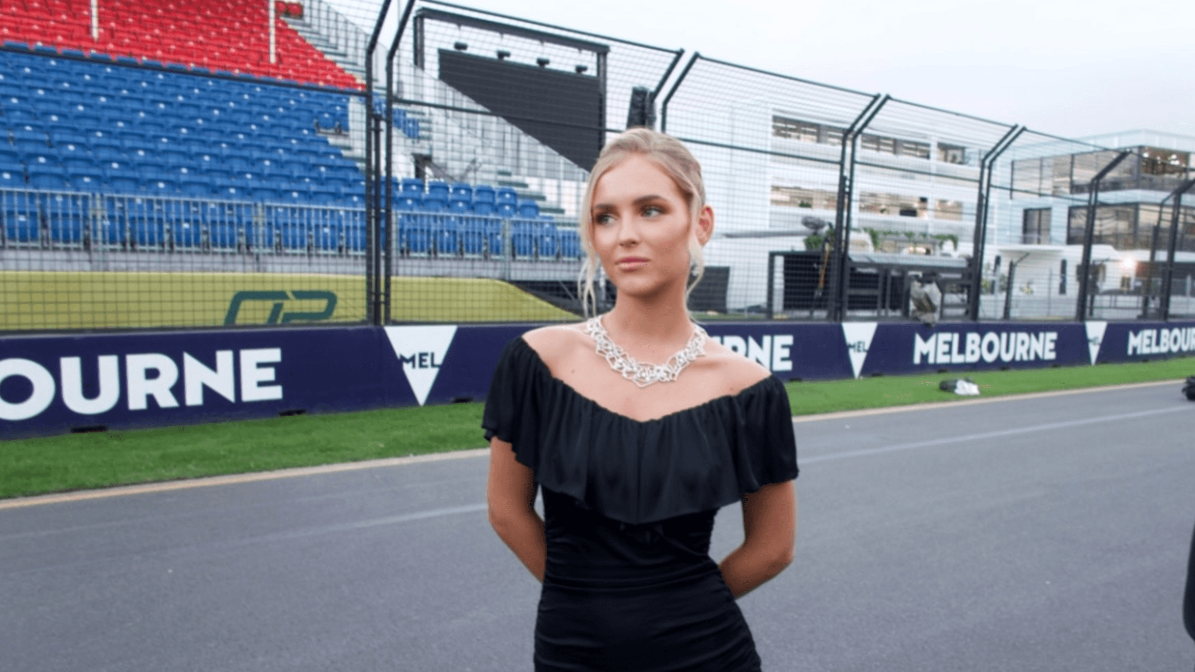 Hannah St John, compagne de Liam Lawson, a arboré un collier en diamants d'une valeur de 350 000 dollars représentant l'intégralité des circuits de la saison 2026