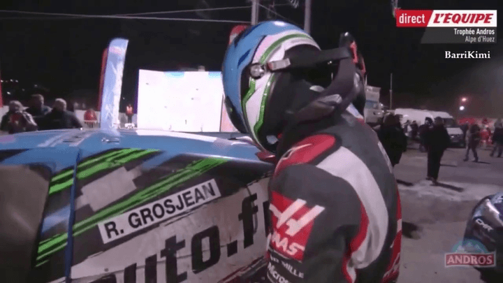 Deux pilotes automobiles dans une confrontation physique lors d'une course sur glace