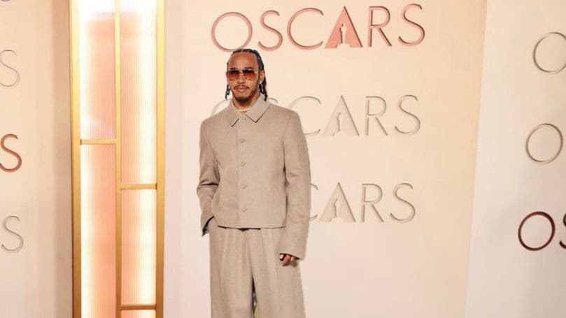 Lewis Hamilton en tenue élégante lors de la première du film F1