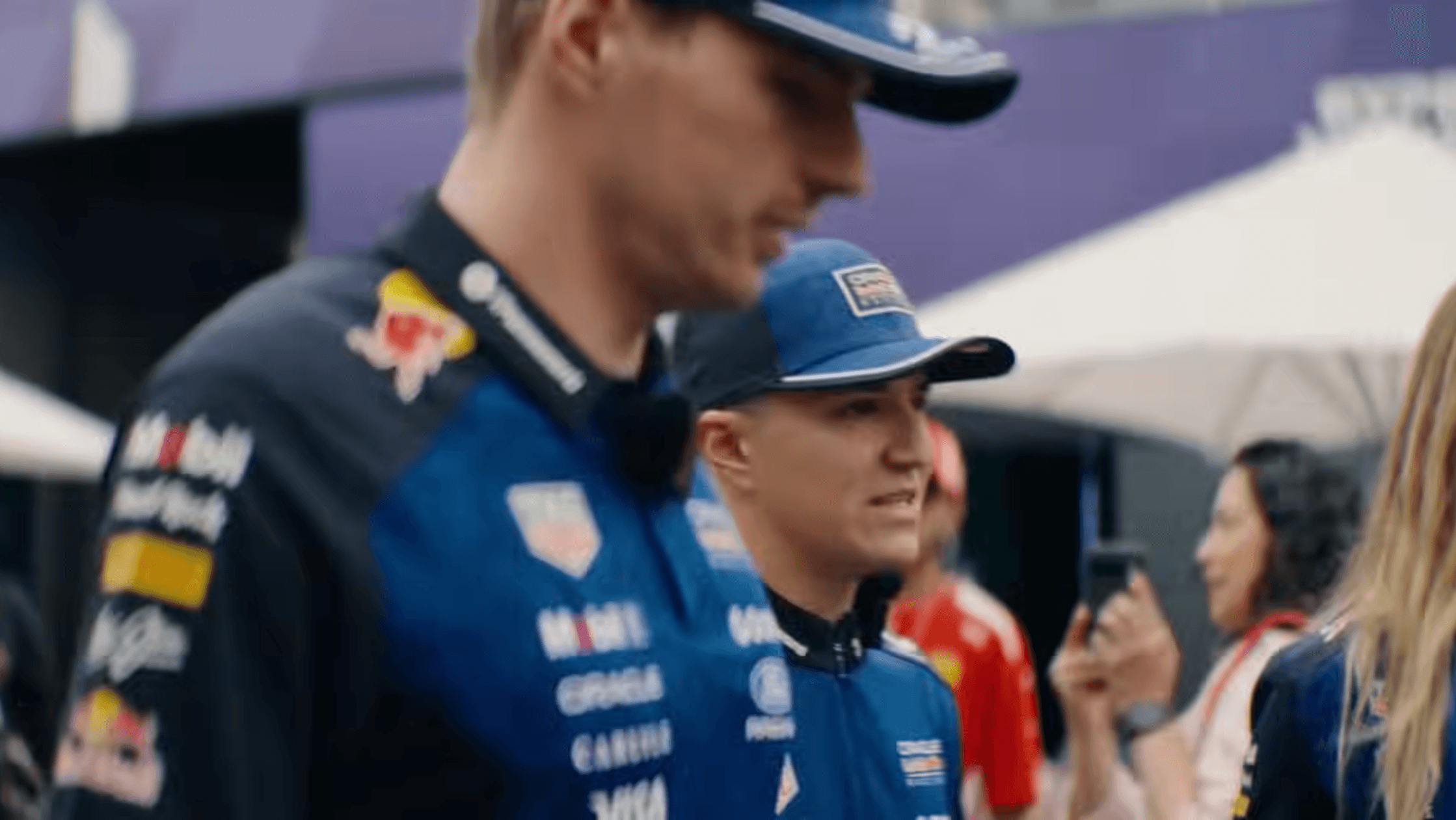 Max Verstappen et Isack Hadjar en discussion sur le paddock - Australie 2026