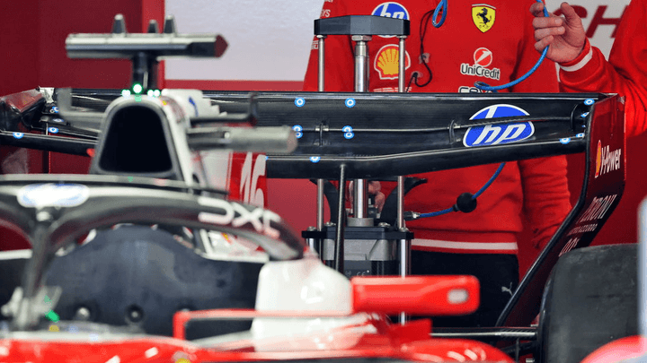 Gros plan sur le halo et les ailettes d'une Ferrari F1 dans les stands