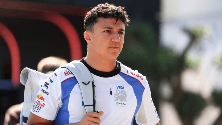 Portrait d'Isack Hadjar en combinaison de course