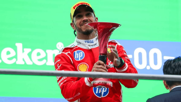 Lewis Hamilton célèbre son podium chez Ferrari avec le trophée et du champagne
