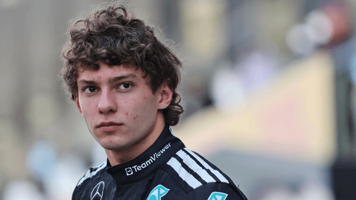 Portrait de Kimi Antonelli en combinaison Mercedes F1