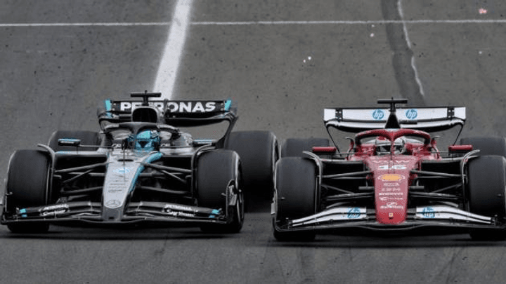 Monoplaces Ferrari et Mercedes côte à côte sur la piste de Formule 1