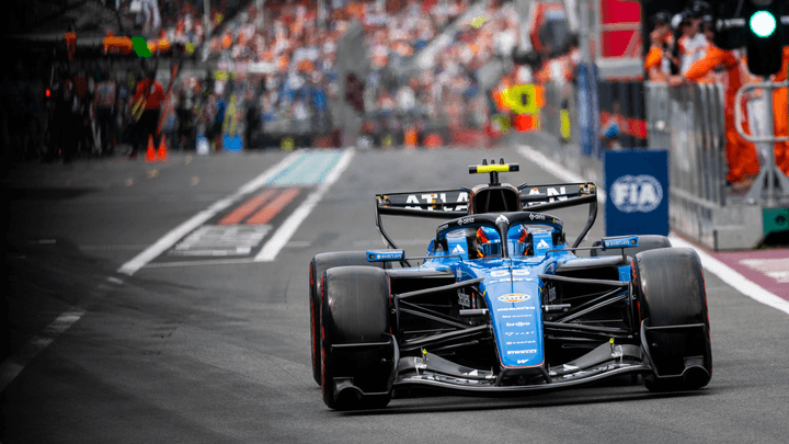 Williams FW48 en action sur circuit lors d'un Grand Prix de Formule 1