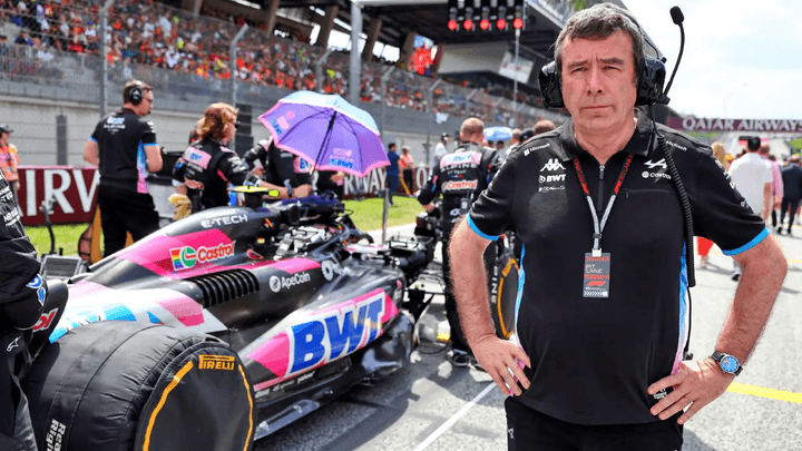 Bruno Famin dans le paddock de Formule 1 avec une monoplace Alpine en arrière-plan