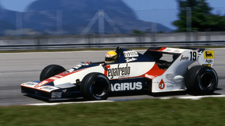 Toleman TG183B de Formule 1 en action sur circuit avec livrée rouge et blanche