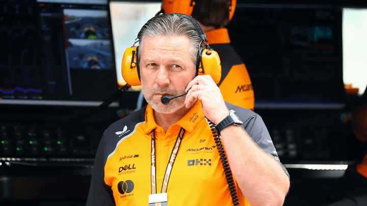 Zak Brown, directeur de McLaren, avec un casque audio orange lors d'une séance en F1