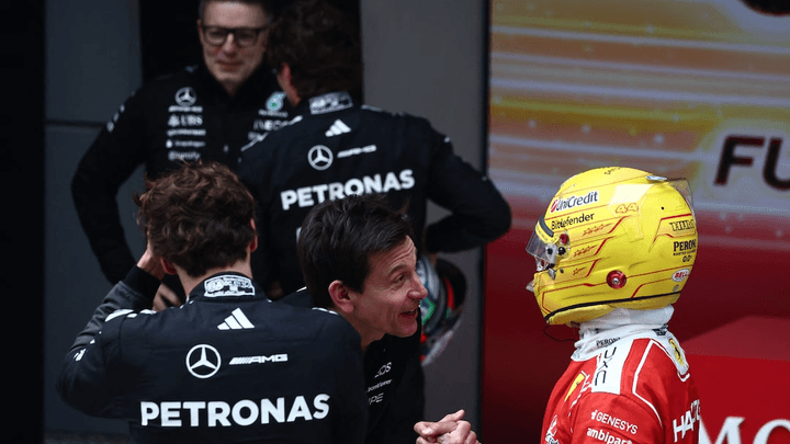 Kimi Antonelli célèbre sa première victoire en Formule 1 avec une bouteille de champagne, entouré de son équipe Mercedes