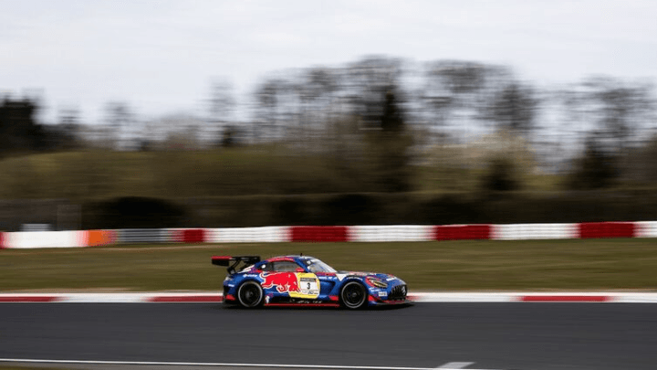 Mercedes-AMG GT3 de Verstappen en action sur le circuit du Nürburgring