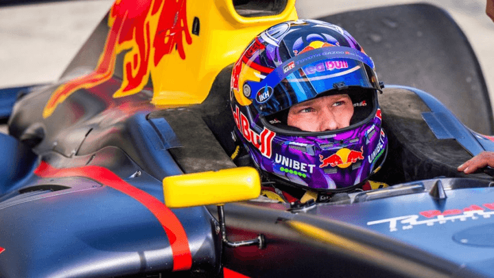Kalle Rovanperä en combinaison Red Bull dans le cockpit d'une monoplace de Formule 1