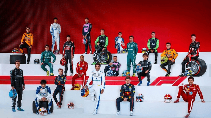 Portrait de groupe des 20 pilotes de Formule 1 saison 2026 posant ensemble en combinaisons officielles