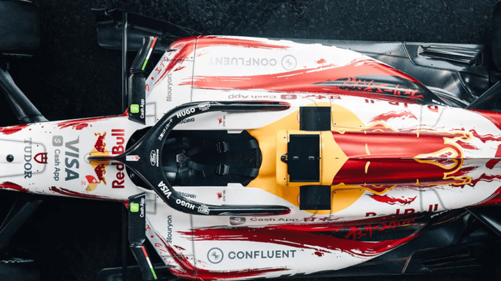 Voiture de F1 Racing Bulls vue du dessus avec livrée rouge et blanche